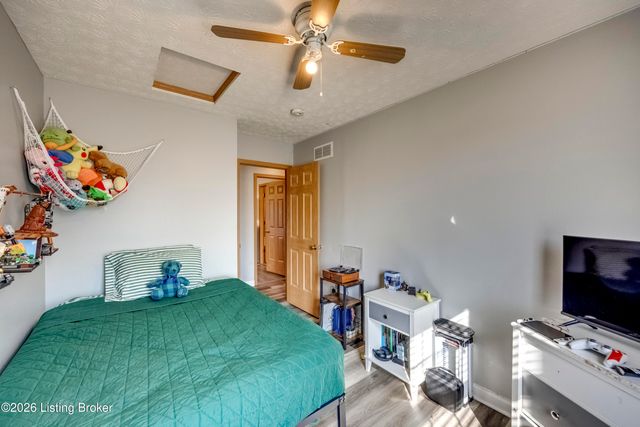 4516 Fallen Apple Ln, Louisville, KY 40218