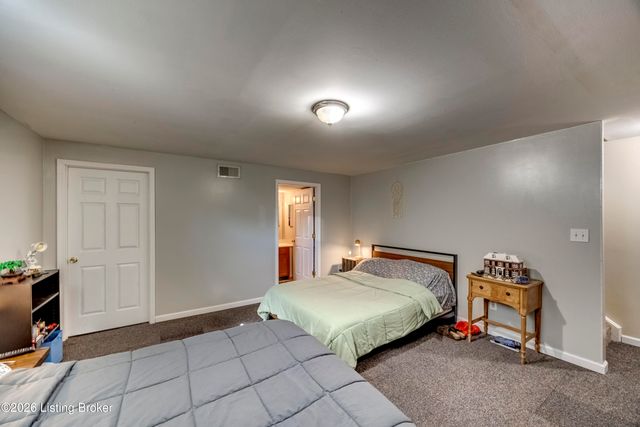 4516 Fallen Apple Ln, Louisville, KY 40218