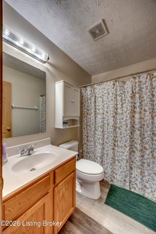 4516 Fallen Apple Ln, Louisville, KY 40218