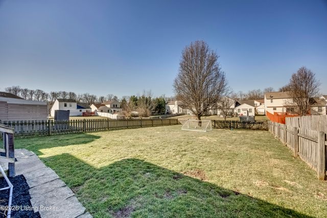 4516 Fallen Apple Ln, Louisville, KY 40218