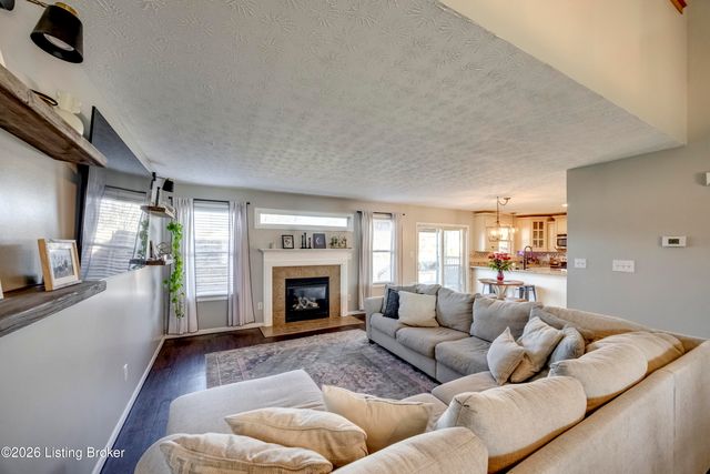 4516 Fallen Apple Ln, Louisville, KY 40218