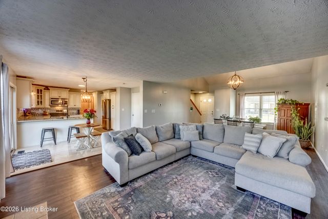 4516 Fallen Apple Ln, Louisville, KY 40218