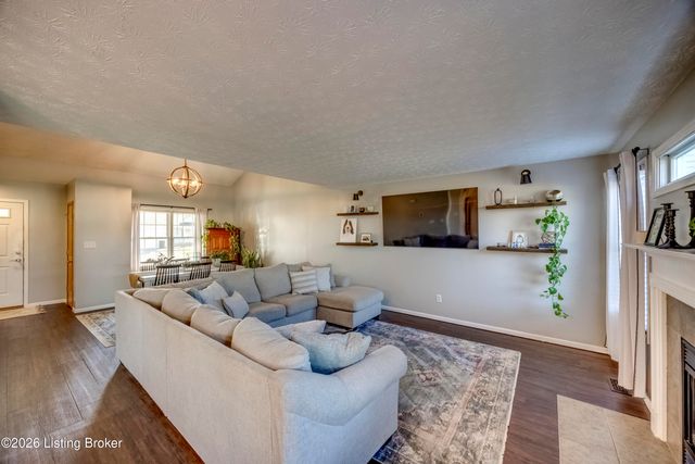 4516 Fallen Apple Ln, Louisville, KY 40218