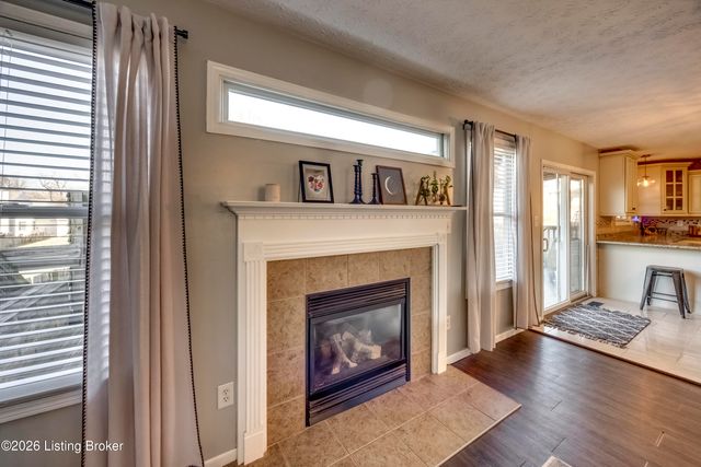 4516 Fallen Apple Ln, Louisville, KY 40218