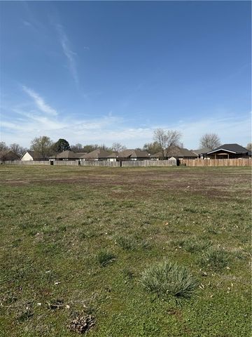 1303 E Cheri Whitlock Drive, Siloam Springs, AR 72761