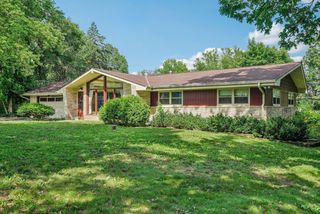 816 Maple WAY N, Waukesha, WI 53188