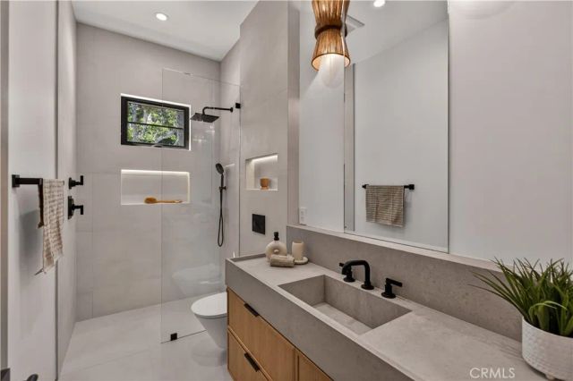 5636 Rawlings Avenue, Woodland Hills, CA 91367