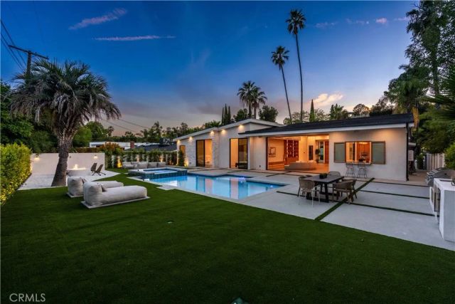 5636 Rawlings Avenue, Woodland Hills, CA 91367