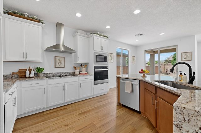 120 Mountaingem Loop, Santa Fe, NM 87508