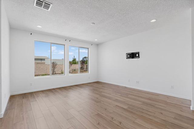 120 Mountaingem Loop, Santa Fe, NM 87508