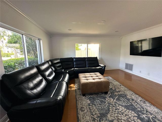 2445 SE 8th Street, Pompano Beach, FL 33062