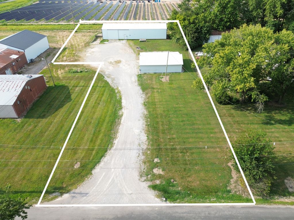 Image 3 of property listing at 1815 Forest Avenue, Mt Vernon, IL 62864