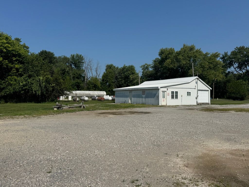 Image 27 of property listing at 1815 Forest Avenue, Mt Vernon, IL 62864