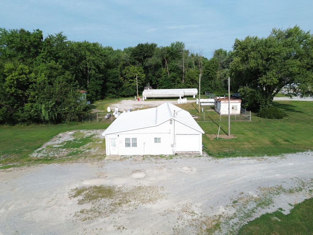 Image 36 of property listing at 1815 Forest Avenue, Mt Vernon, IL 62864