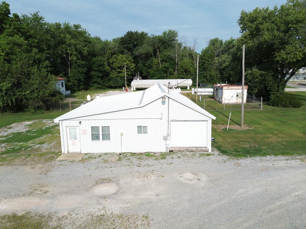 Image 37 of property listing at 1815 Forest Avenue, Mt Vernon, IL 62864