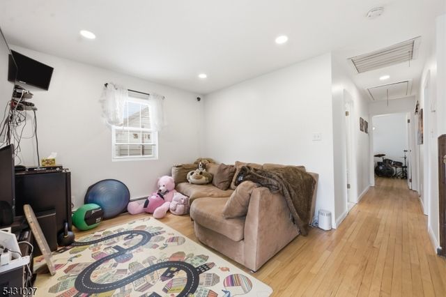 161 South Pkwy, Clifton City, NJ 07014