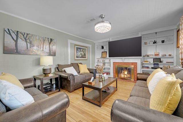 14 Vassar St, Leominster, MA 01453