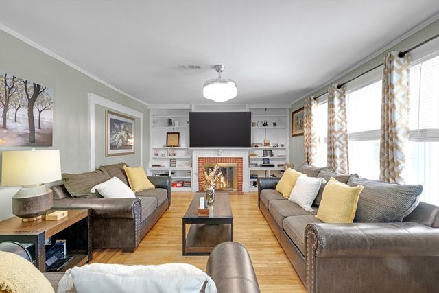 14 Vassar St, Leominster, MA 01453