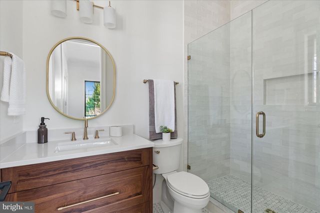 2400 N LINCOLN ST, Arlington, VA 22207