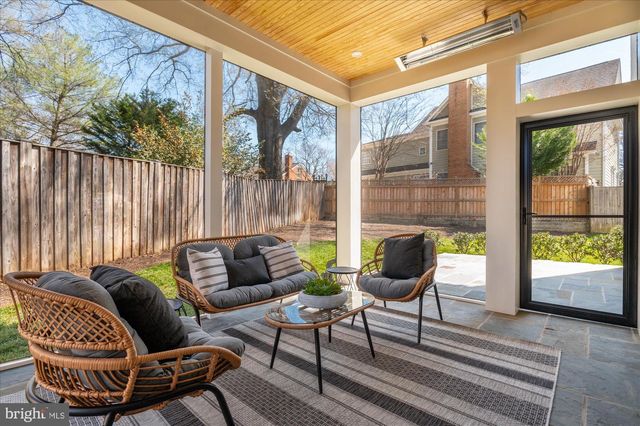 2400 N LINCOLN ST, Arlington, VA 22207