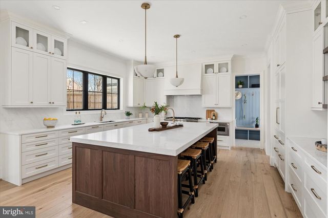 2400 N LINCOLN ST, Arlington, VA 22207