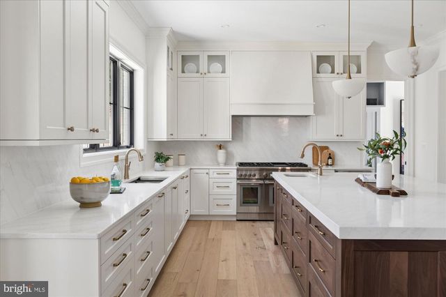 2400 N LINCOLN ST, Arlington, VA 22207