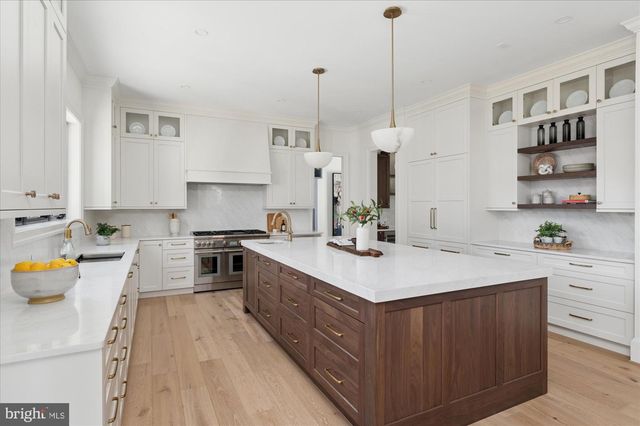 2400 N LINCOLN ST, Arlington, VA 22207