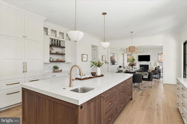 2400 N LINCOLN ST, Arlington, VA 22207