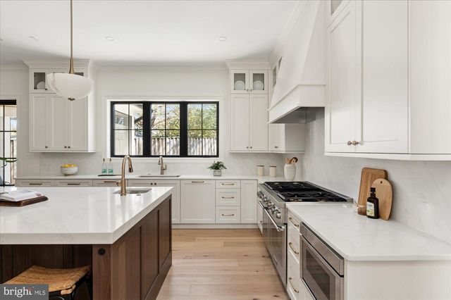 2400 N LINCOLN ST, Arlington, VA 22207