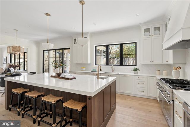 2400 N LINCOLN ST, Arlington, VA 22207