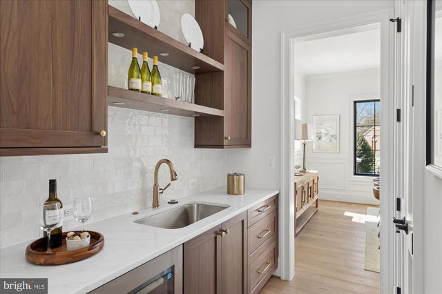 2400 N LINCOLN ST, Arlington, VA 22207