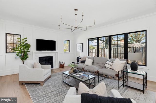 2400 N LINCOLN ST, Arlington, VA 22207