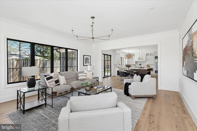 2400 N LINCOLN ST, Arlington, VA 22207