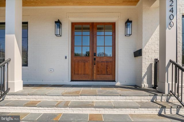 2400 N LINCOLN ST, Arlington, VA 22207