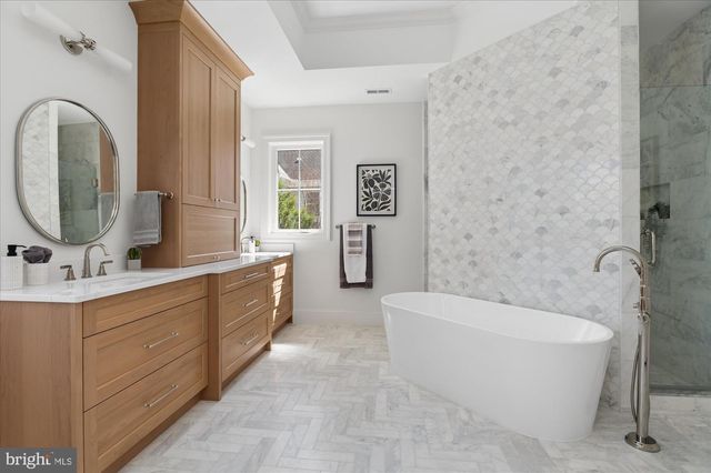 2400 N LINCOLN ST, Arlington, VA 22207