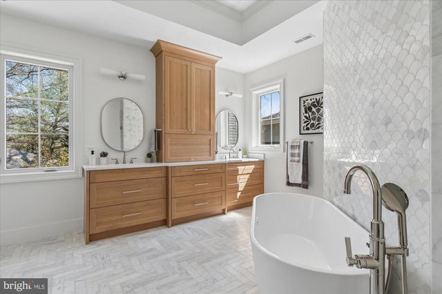 2400 N LINCOLN ST, Arlington, VA 22207