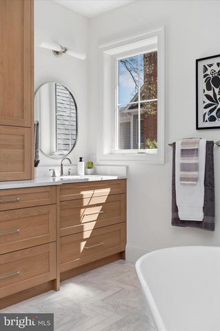 2400 N LINCOLN ST, Arlington, VA 22207