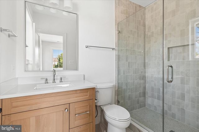 2400 N LINCOLN ST, Arlington, VA 22207