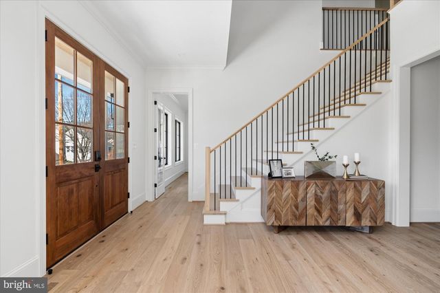 2400 N LINCOLN ST, Arlington, VA 22207