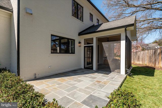 2400 N LINCOLN ST, Arlington, VA 22207