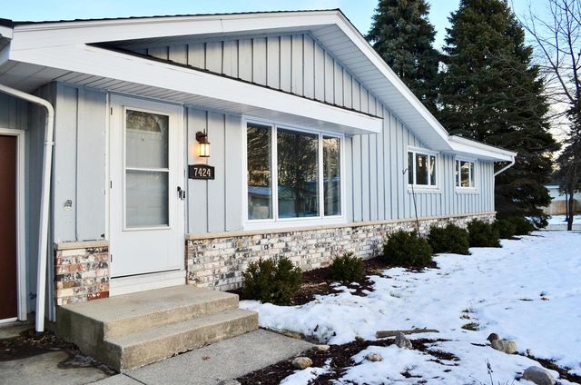 7424 S Chapel DRIVE, Oak Creek, WI 53154