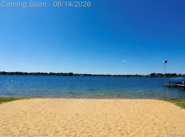 2639 Woodbine Drive, Waterford Charter Township, MI 48328