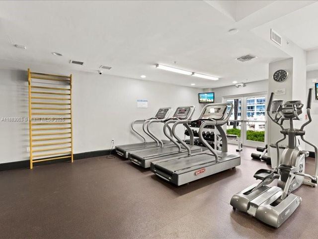 3001 NE 185th St 121, Aventura, FL 33180