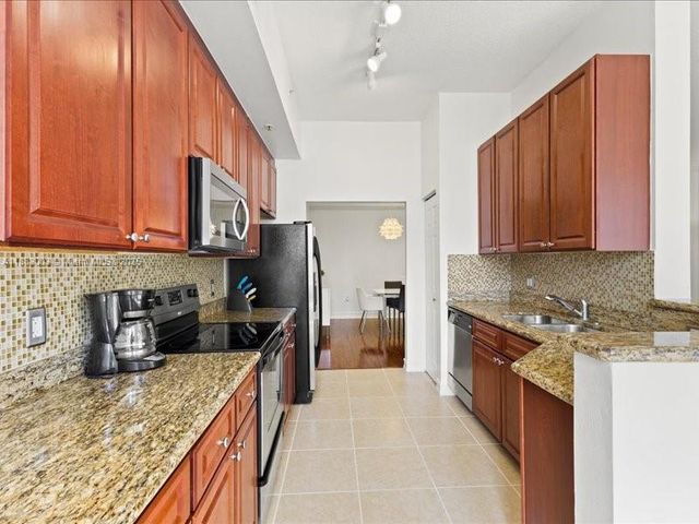 3001 NE 185th St 121, Aventura, FL 33180