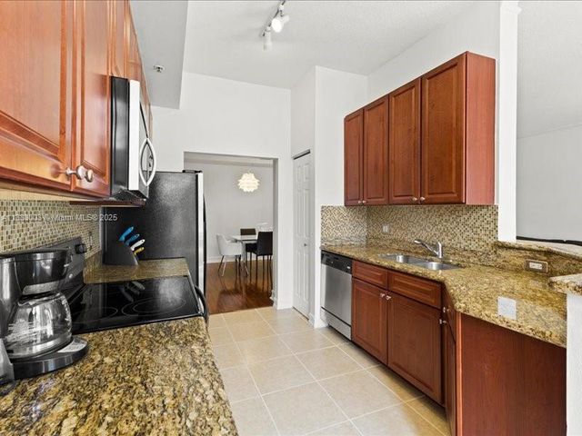 3001 NE 185th St 121, Aventura, FL 33180