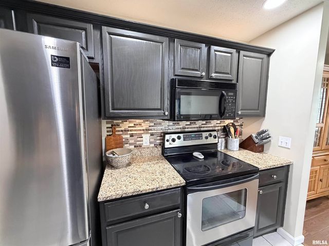 4551 N THORNHILL Drive, Peoria, IL 61615