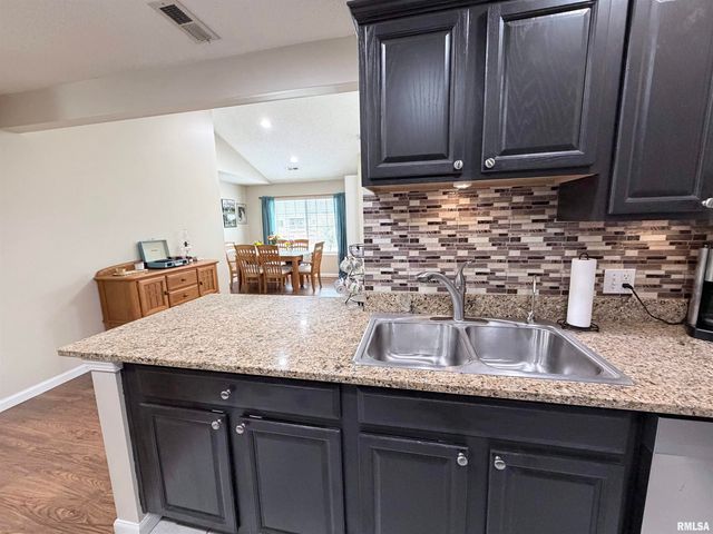 4551 N THORNHILL Drive, Peoria, IL 61615