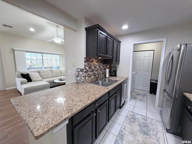 4551 N THORNHILL Drive, Peoria, IL 61615