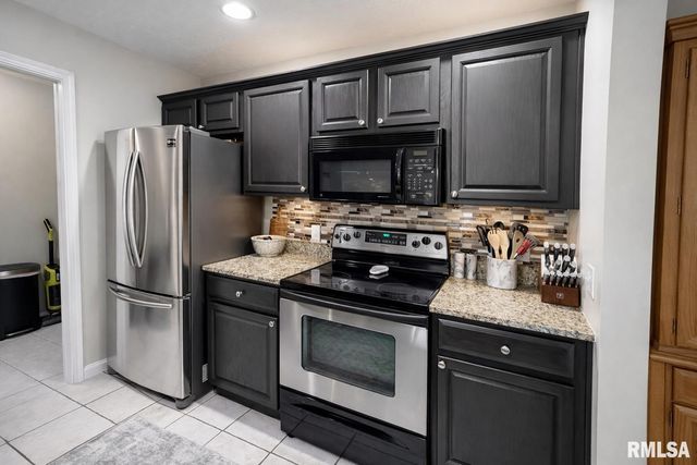 4551 N THORNHILL Drive, Peoria, IL 61615