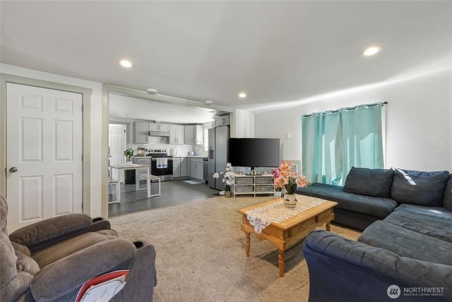 8235 E B Street, Tacoma, WA 98404